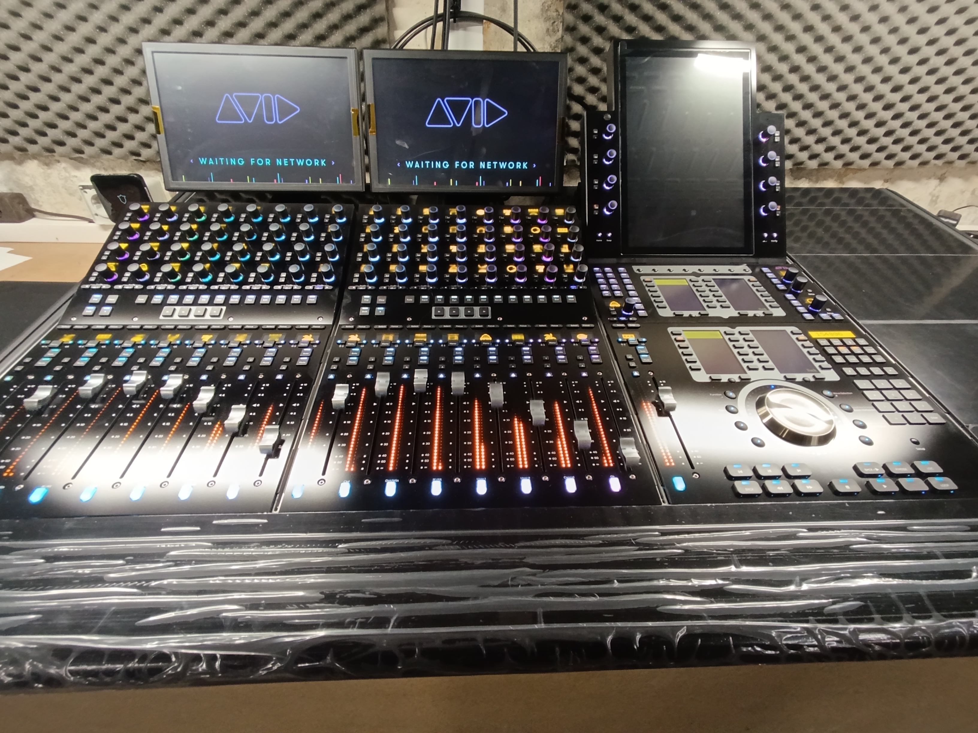 Avid S4 Konsole - 16 Fader / Dual-Display / 4 Fuß (Demo)